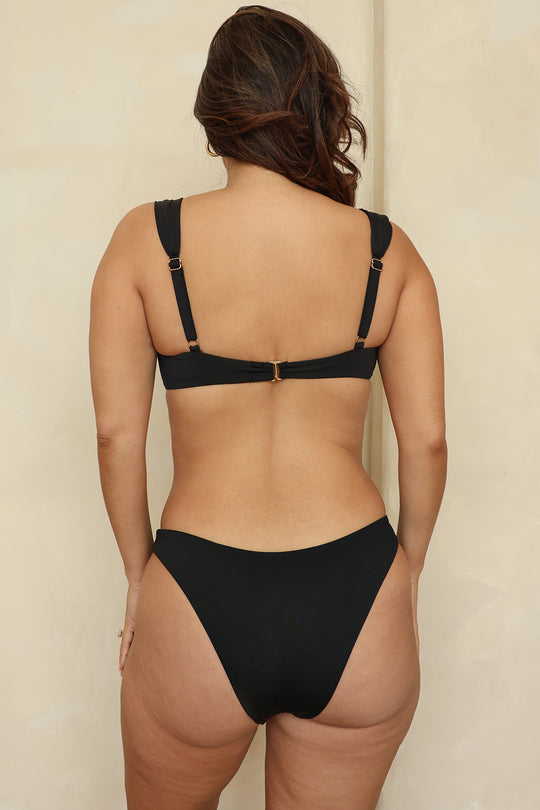 Noey — 5'3" 38B, L top | L bottom.