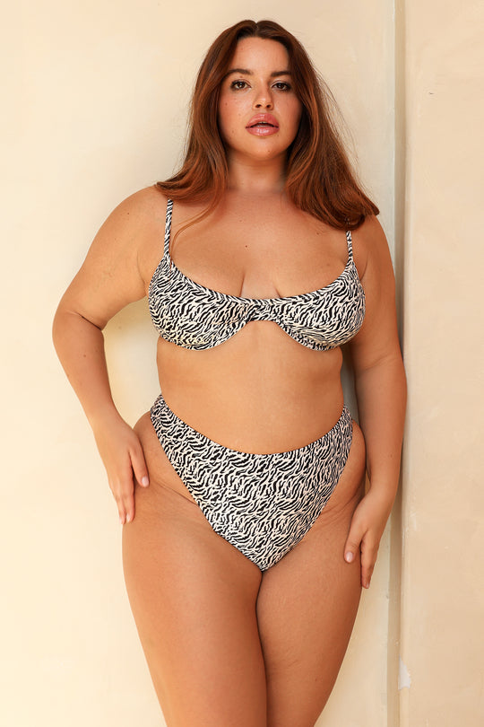 Kacie — 5'8", 38C, XL top | XL bottom.