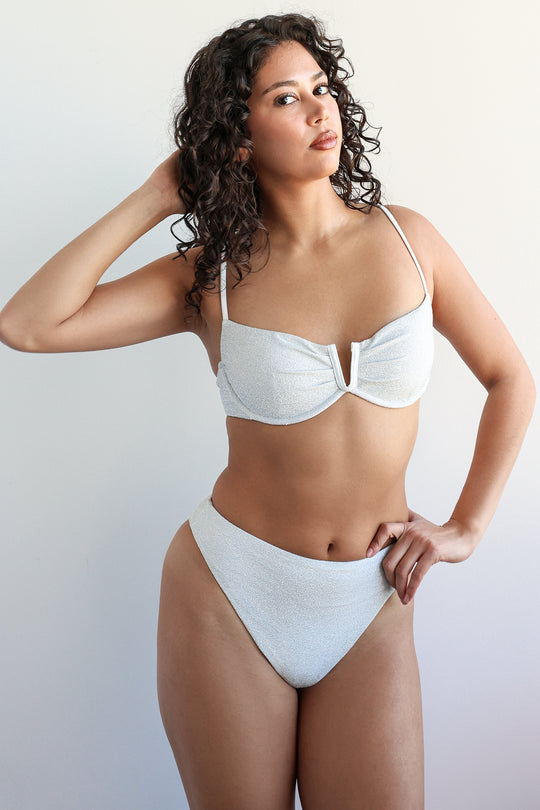 Kenzie — 5'10", 34B, M top | M bottom.