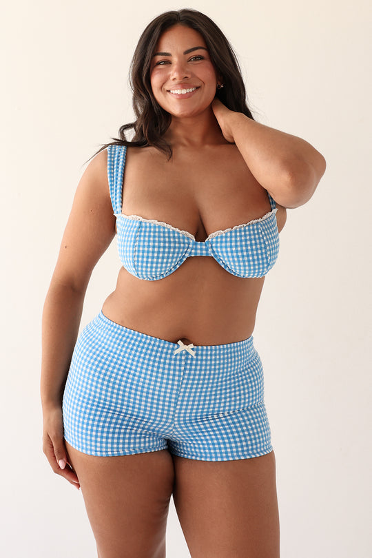 Julia is 5'10" wearing XL.