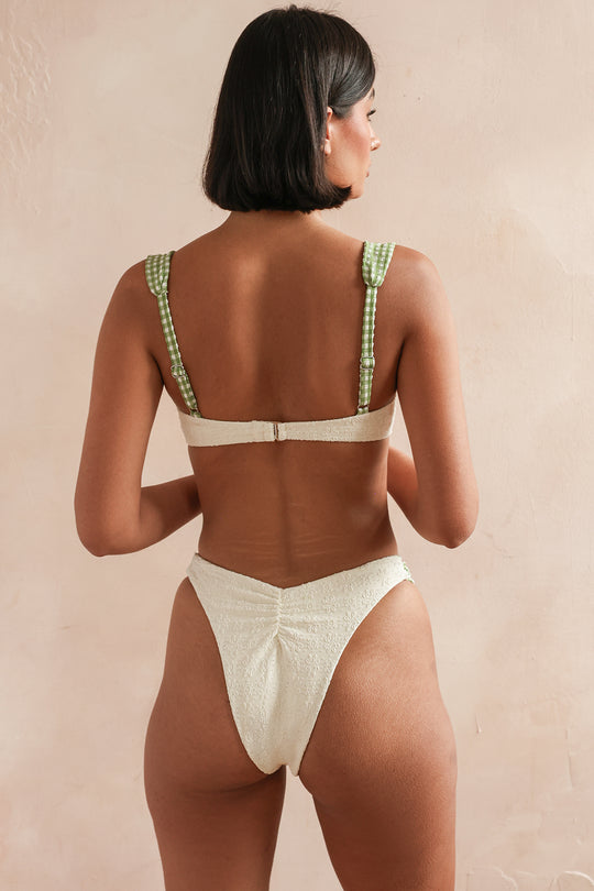 Amrita — 5'9", 34B, S top | S bottom.