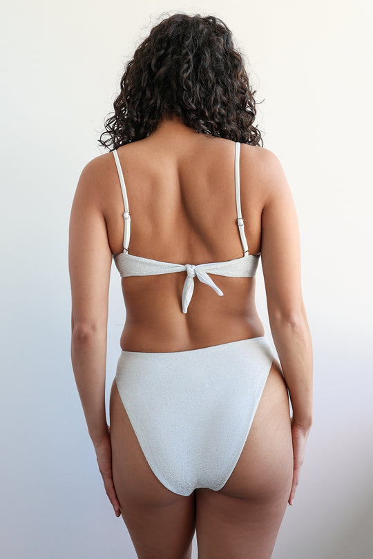 Kenzie — 5'10", 34B, M top | M bottom.
