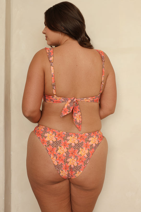 Hannah is 5'10" wearing XL.