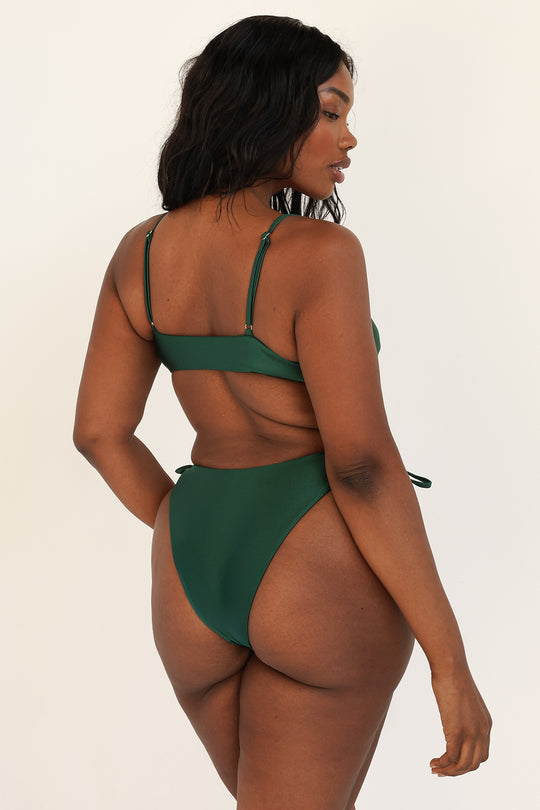 Ketara — 5'10", 38D, XL top | XL bottom.