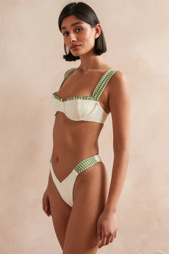 Amrita — 5'9", 34B, S top | S bottom.
