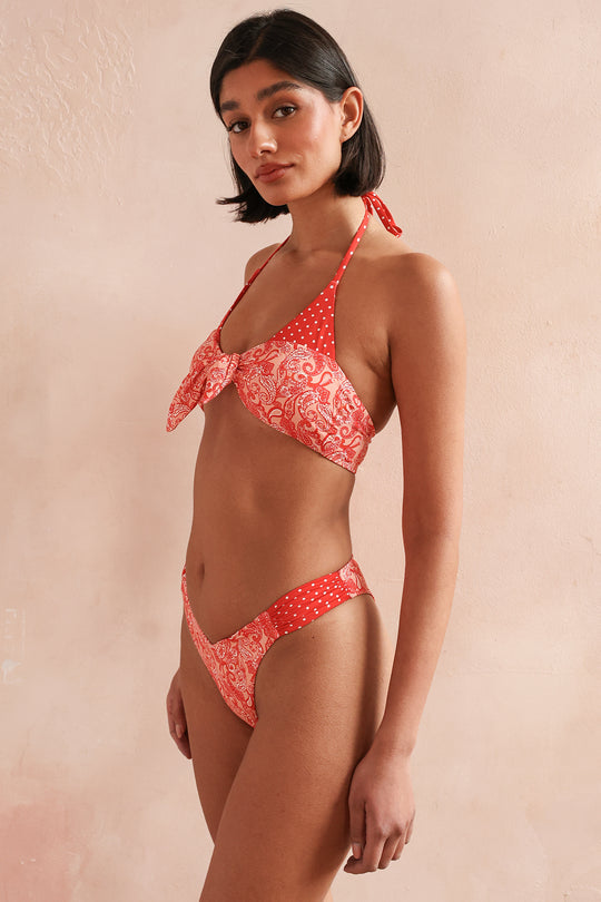 Amrita is 5'9" wearing Size S.
