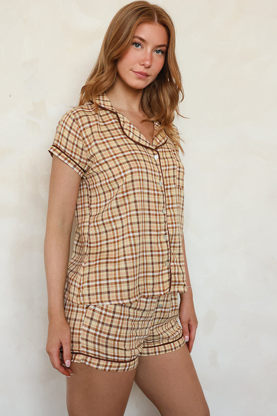 Cinzia — 5'10", 32B, S top | S bottom.