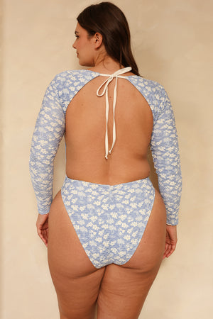 Hannah is 5'10" wearing XL.