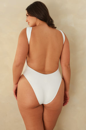 Hannah is 5'10" wearing XL.