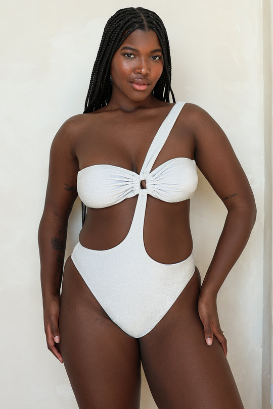 Taylor L is 5'10" wearing L.