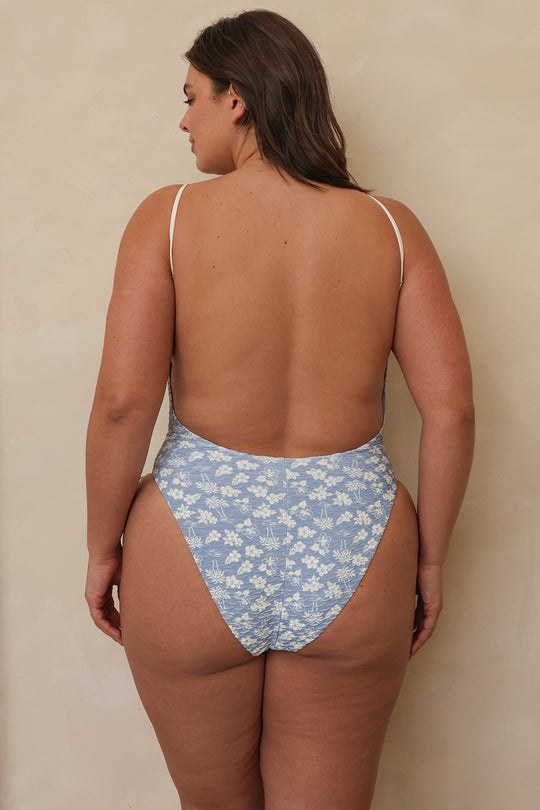 Hannah is 5'10" wearing XL.