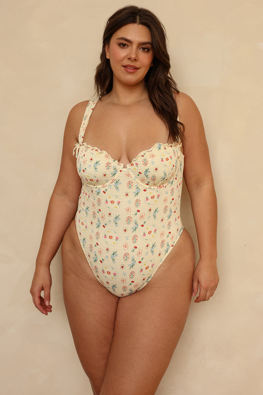 Hannah is 5'10" wearing XL.