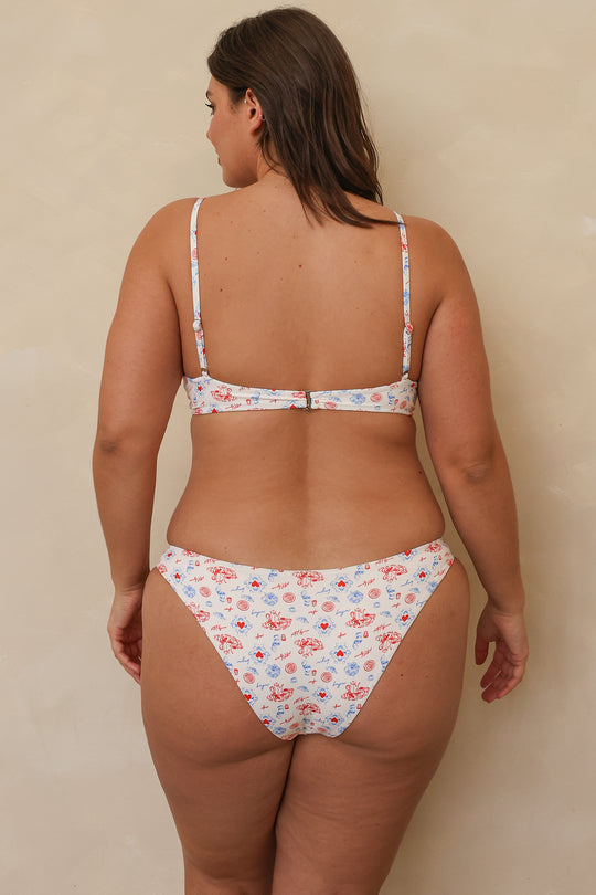 Hannah is 5'10" wearing XL.