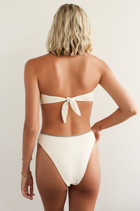 Kendall is 5'10" wearing S.