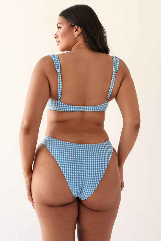 Julia is 5'10" wearing XL.