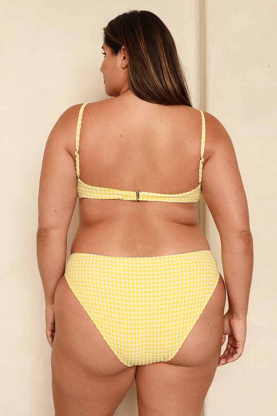 Jessica is 5'9" wearing 1X.