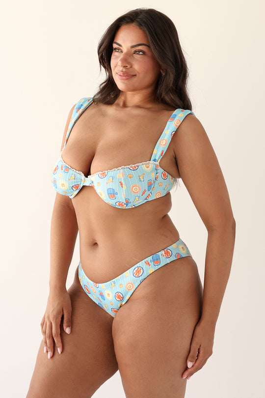 Julia is 5'10" wearing XL.