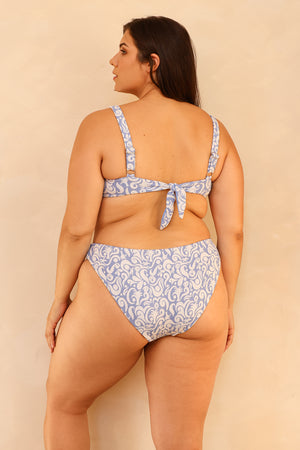 Juliana is 5'10" wearing XL.