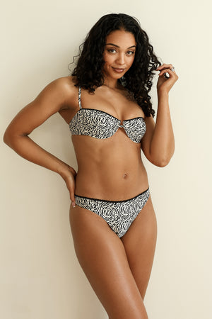 Lauryn — 5'.8", 32B, S top | S bottom.