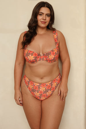Hannah is 5'10" wearing XL.