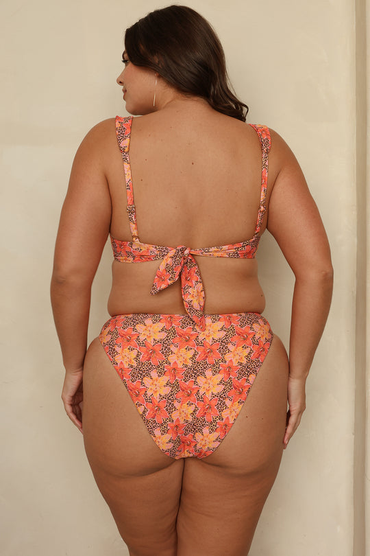 Hannah is 5'10" wearing XL.