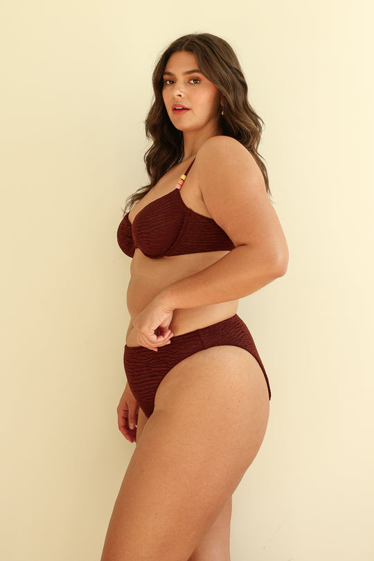 Hannah is 5'10" wearing XL.