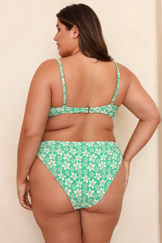 Jessica is 5'9" wearing 1X.