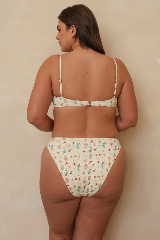 Hannah is 5'10" wearing XL.