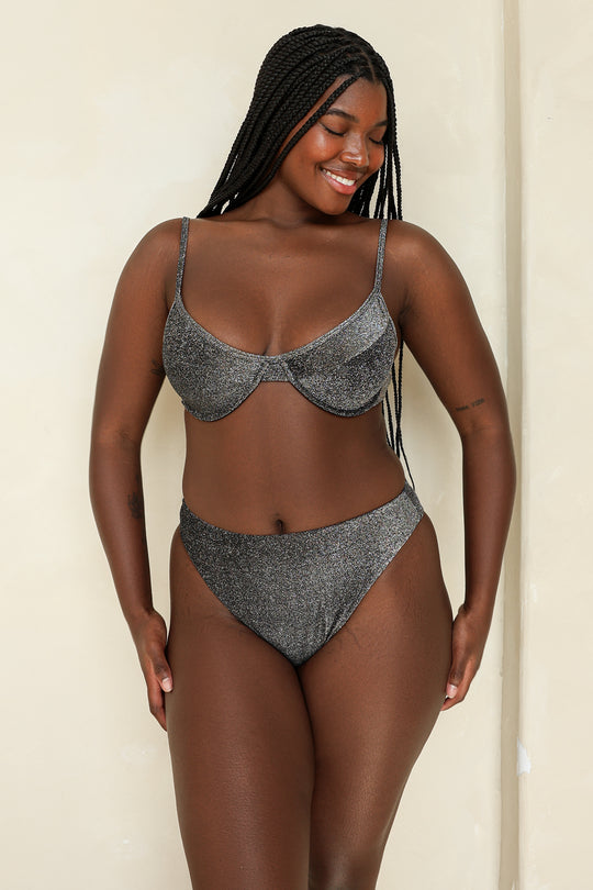 Taylor L is 5'10" wearing L.