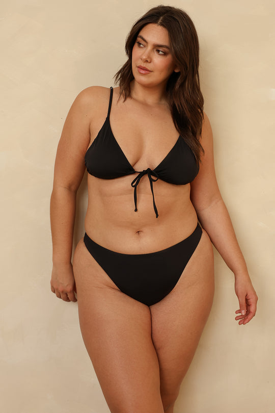 Hannah is 5'10" wearing XL.