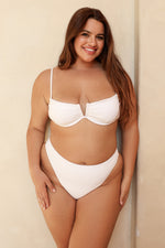 Kacie — 5'8", 38C, XL top | XL bottom.