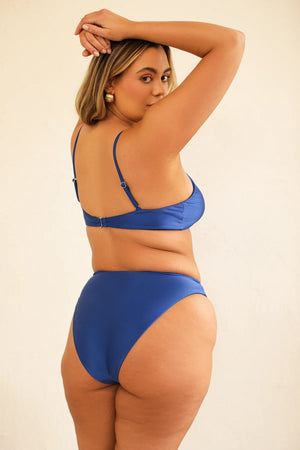 Morgan is 5'9.5" wearing Size XL.
