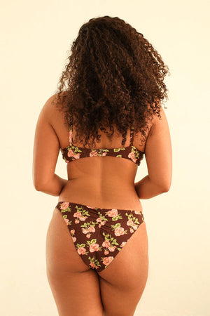 Natalia is 5'8.5" wearing Size XL.