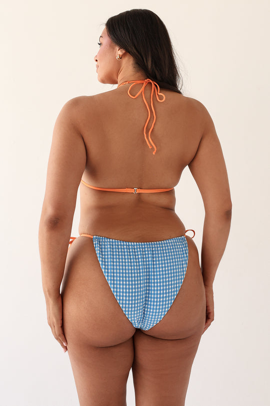 Julia is 5'10" wearing XL.