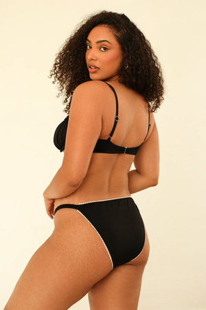 Natalia is 5'8.5" wearing Size XL.
