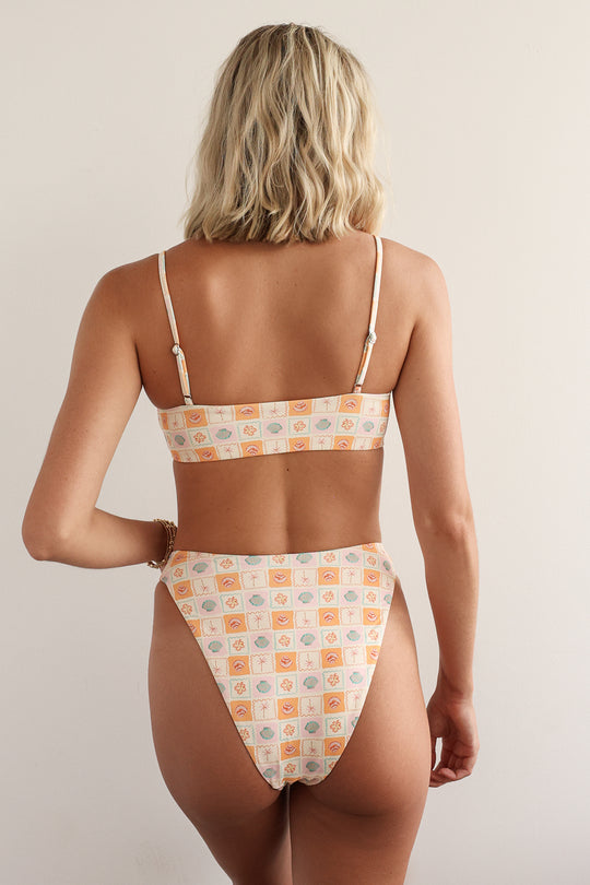 Kendall is 5'10" wearing S.