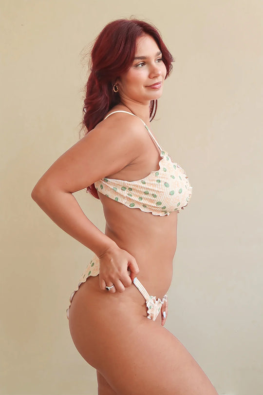 Noey is 5'3" wearing M.