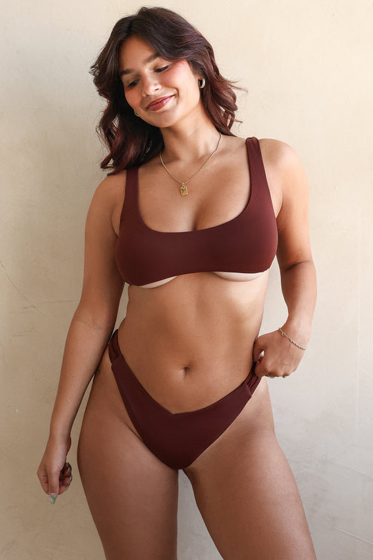 Noey is 5'3" wearing M.