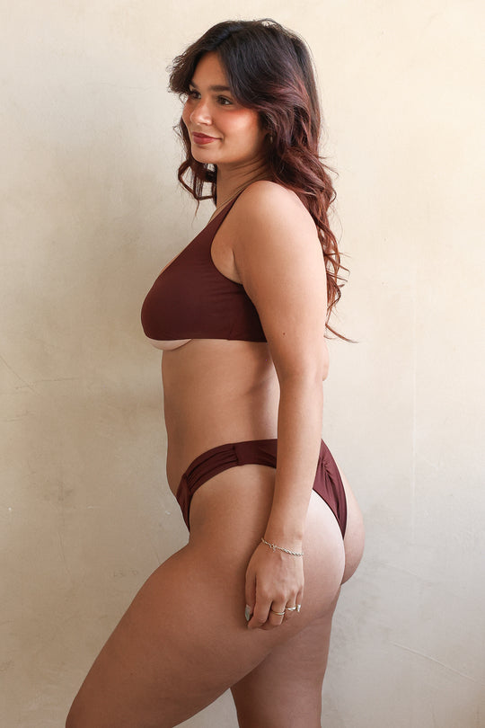 Noey is 5'3" wearing M.