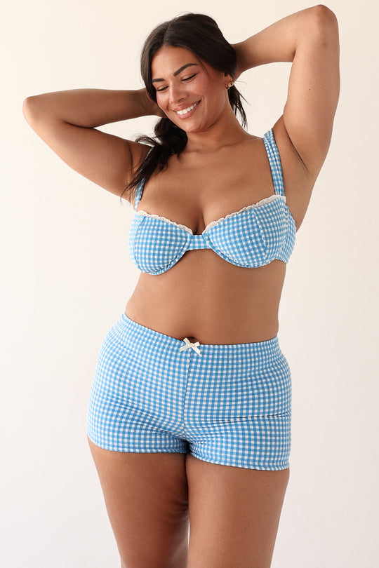 Julia is 5'10" wearing XL.