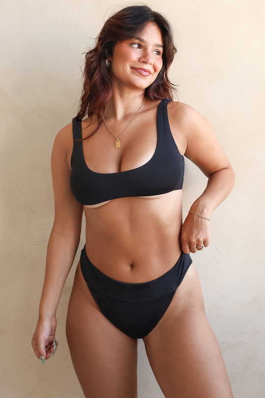 Noey is 5'3" wearing M.