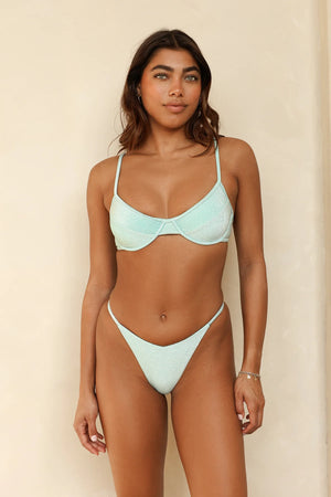 Isabella — 5'9", 34B, S top | S bottom.