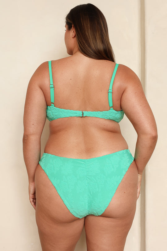 Jessica is 5'9" wearing 1X.