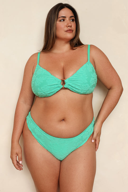 Jessica is 5'9" wearing 1X.