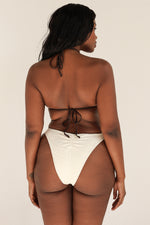 Ketara — 5'10", 38D, XL top | XL bottom.