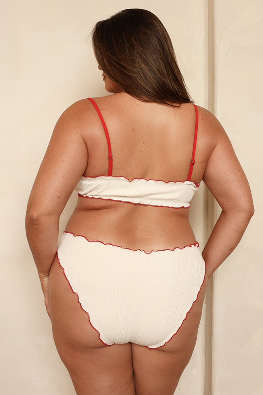 Jessica is 5'9" wearing 1X.