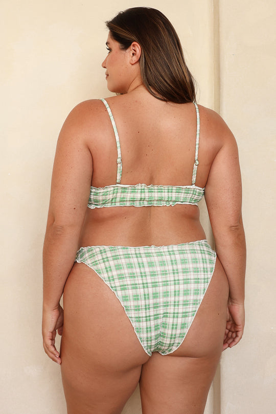 Jessica is 5'9" wearing 1X.