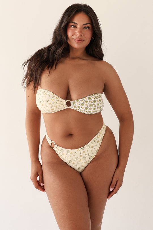 Julia is 5'10" wearing XL.