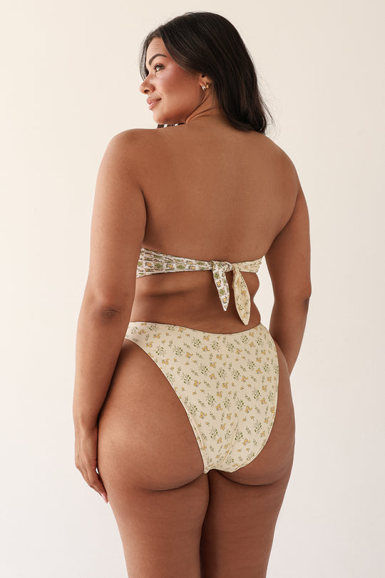 Julia is 5'10" wearing XL.