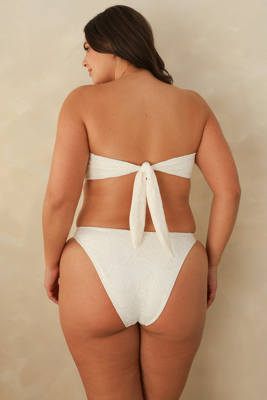 Hannah is 5'10" wearing XL.